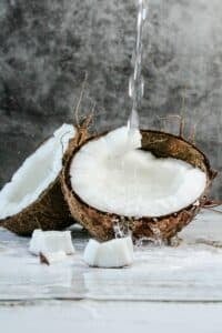 Naturalna ochrona przed odwodnieniem. Dlaczego warto pić wodę kokosową?