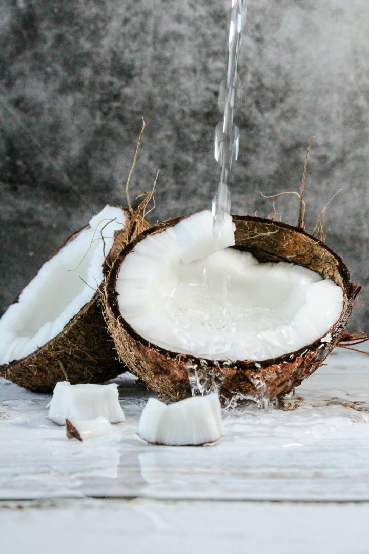Naturalna ochrona przed odwodnieniem. Dlaczego warto pić wodę kokosową?